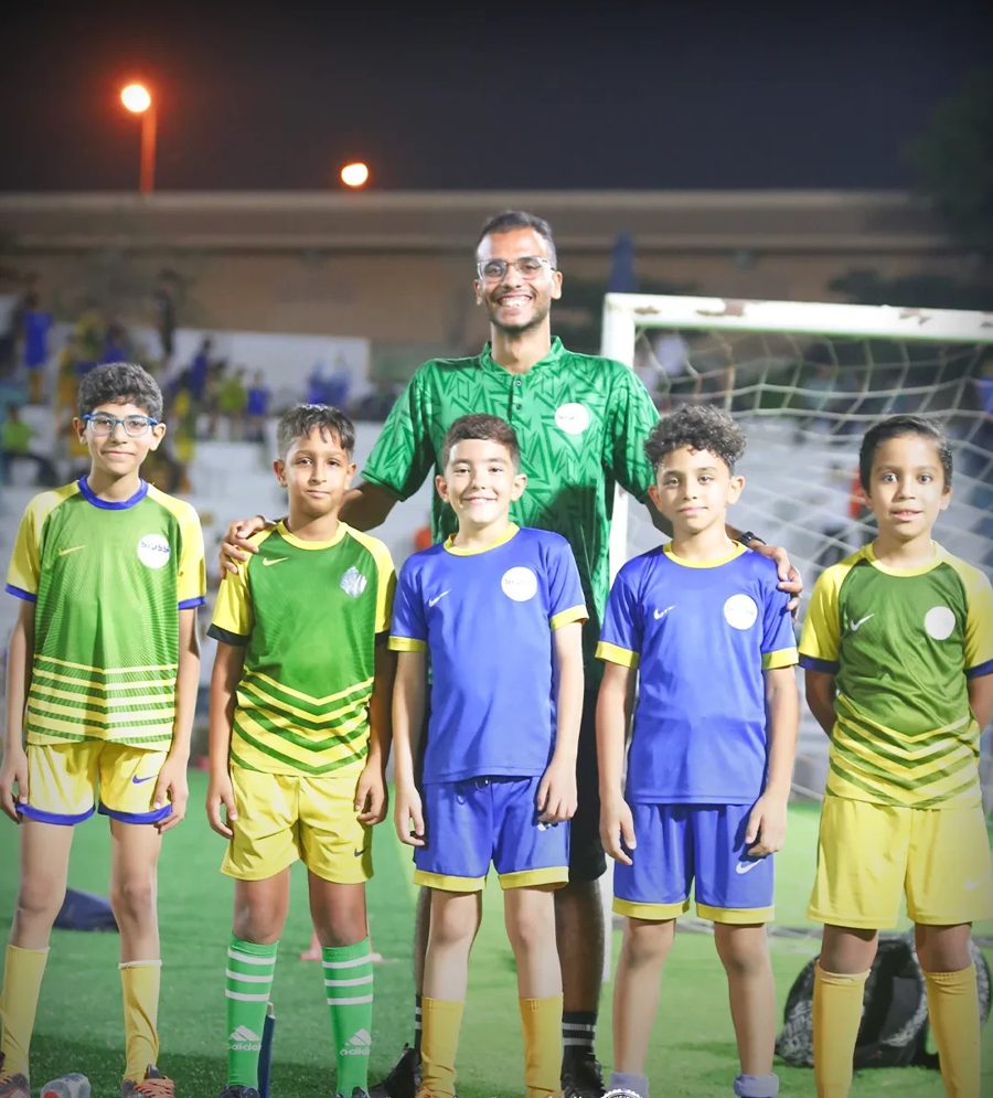 مدرب مع لاعبي SIOSS